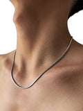 Collier en os de serpent simple en acier titane pour hommes