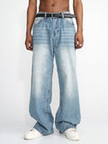 Blaue gerade Jeans mit weitem Bein