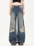 Zerrissene Jeans mit Löchern im Washed-to-Deconstruct-Look