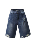 Short en jean délavé avec décoration en métal cassé